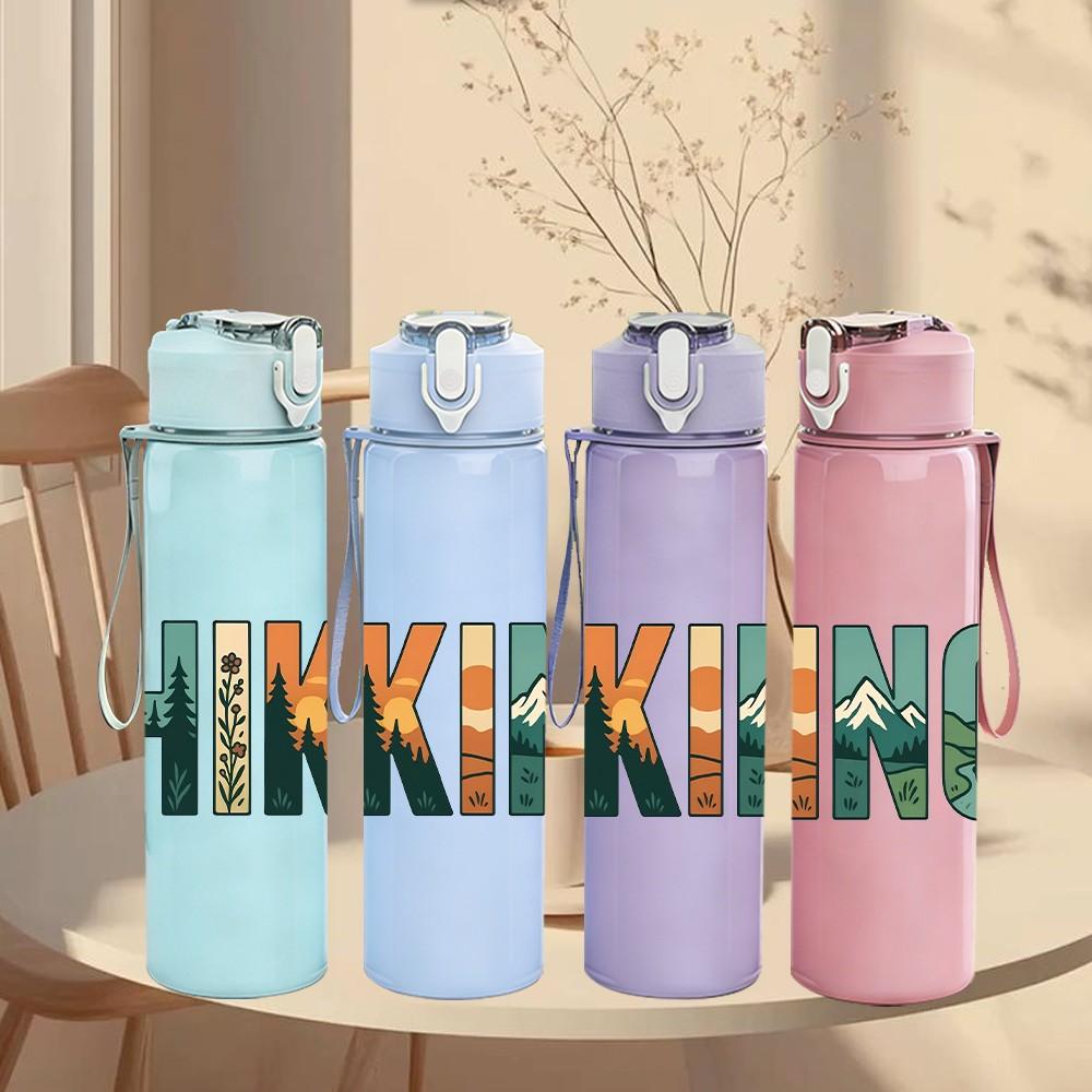 1PC Hiking Retro Bold Letter Text Print 750ml Color Plastic Sports Water Bottle Leakproof Flip Straw Lid Suitable for Sports Office Home Use