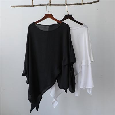Camiseta feminina de design elegante com bainha irregular e proteção solar fina e solta para primavera e verão