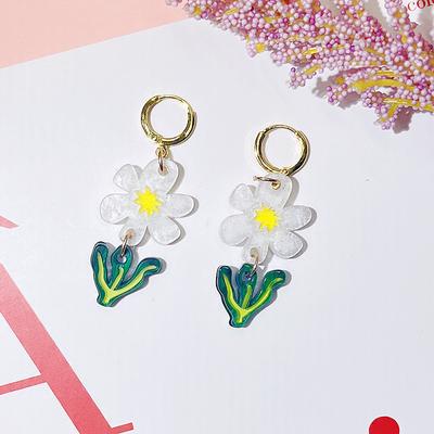 Japanese and Korean Design Sense Daisy Flower Earrings, Spring and Summer Acrylic Flower Small Fresh Accessories