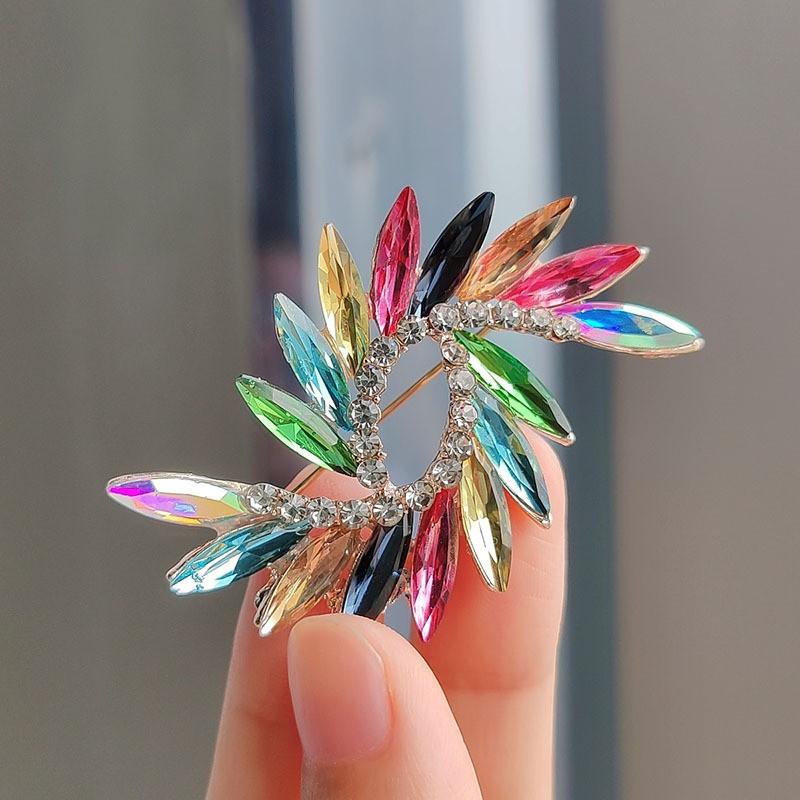 Fashion Colorful Crystal Flower Brooch Pins For Women Clothing Charming Rhinestone Brooches Wedding Party Jewelry Accessories