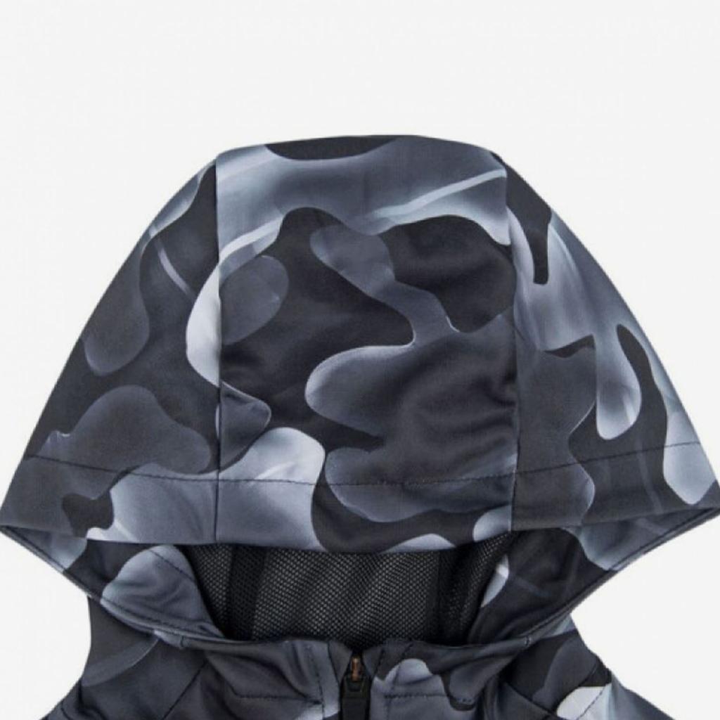 Nike Maskáčová sportovní ležérní mikina s dlouhým rukávem a kapucí Dětské bundy Černá BQ1657-010