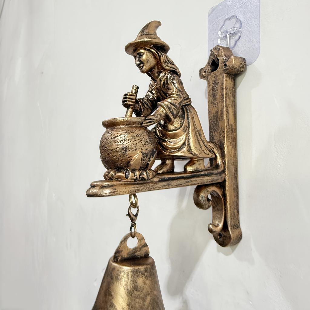 Campanello da Porta Strega in Resina Retrò con Strega a Cavallo di una Scopa, Decorazione da Appendere al Muro per Feste di Halloween, Porta d'Ingresso, Portico, Casa e Decorazione da Parete Interna ed Esterna