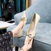 Scarpe singole da donna con tacco sottile, tacco medio, bocca bassa, a punta, in pelle verniciata con motivo pietra retrò con fibbia in metallo