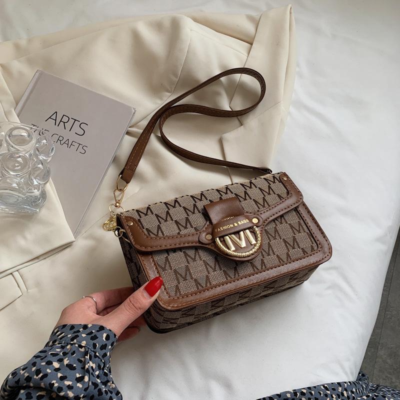 

Темпераментная простая маленькая сумка женская 2025 новая трендовая корейская версия Xiaoxiangfeng осень-зима новая на плечо кроссбоди маленькая квадратная сумка коричневый