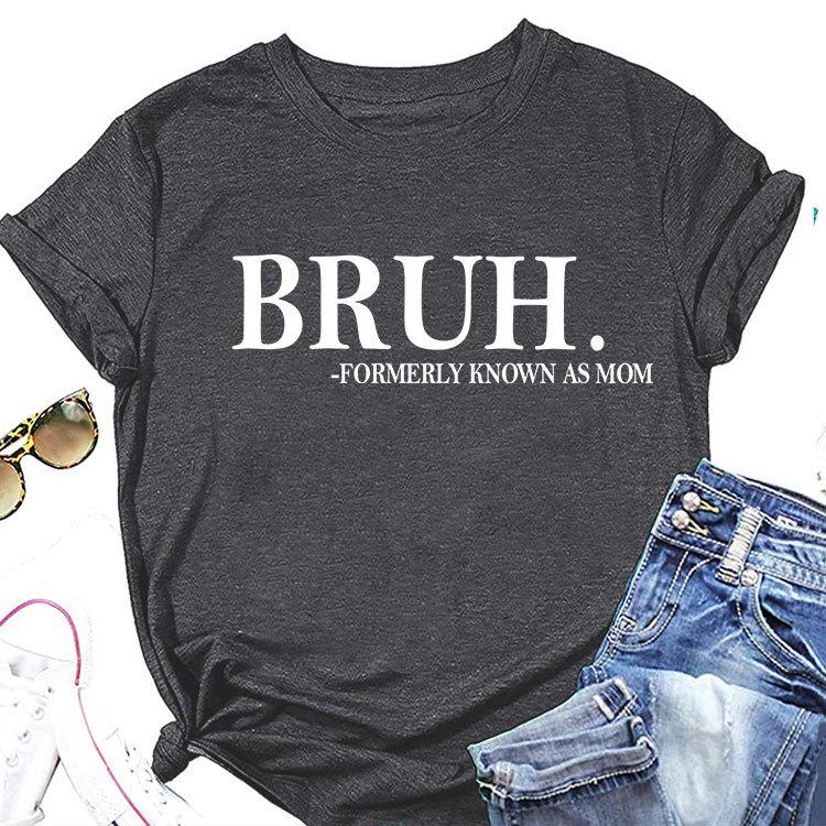 Das neue sommerliche Rundhals-T-Shirt Bruh FORMERLY KNOWN ist als lockeres, lässiges Plus-Size-Kurzarm-Oberteil bedruckt.