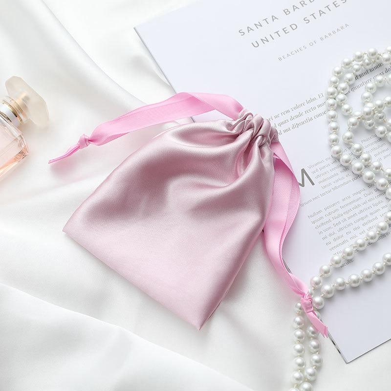 

Подарочная упаковка Сумка из искусственного шелка Багги Сумка на шнурке Пылезащитная сумка Аксессуары на заказ 17.5*12cm