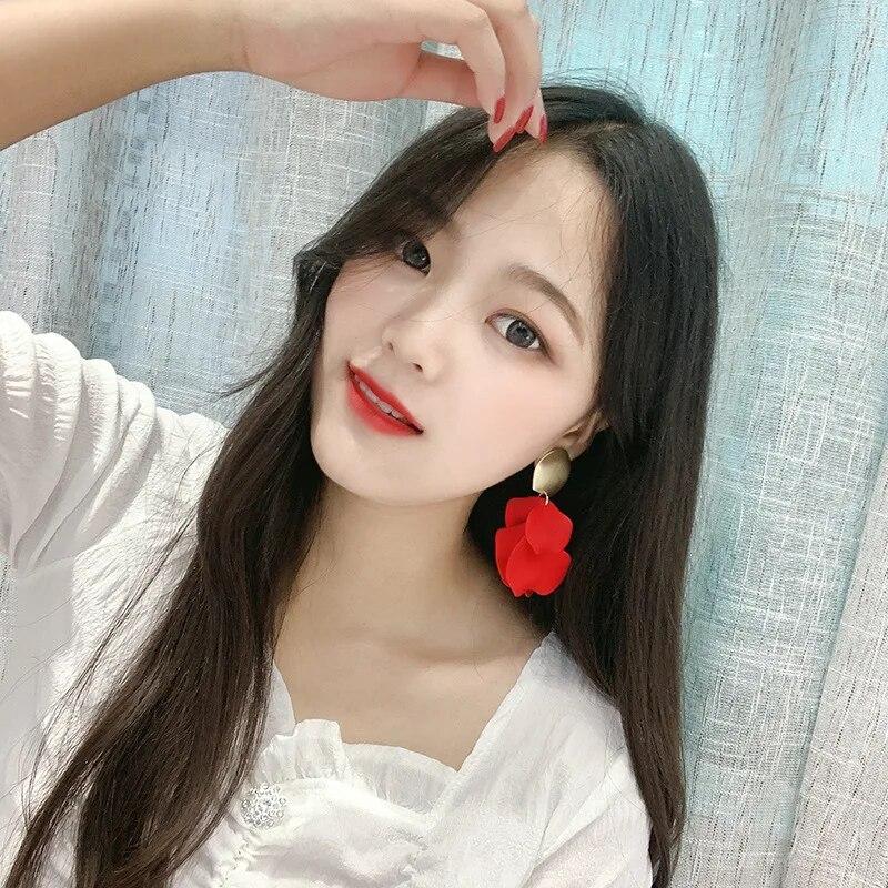 Kolorowe kolczyki z płatkami róż dla kobiet dziewczynki osobowość proste zwisające kolczyki wesele biżuteria do uszu