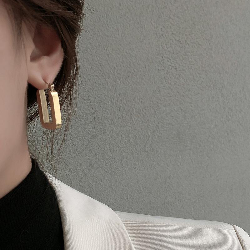 Trendige Edelstahl-Creolen in Goldfarbe für Damen Einfaches Metall-Charm-Geschenk