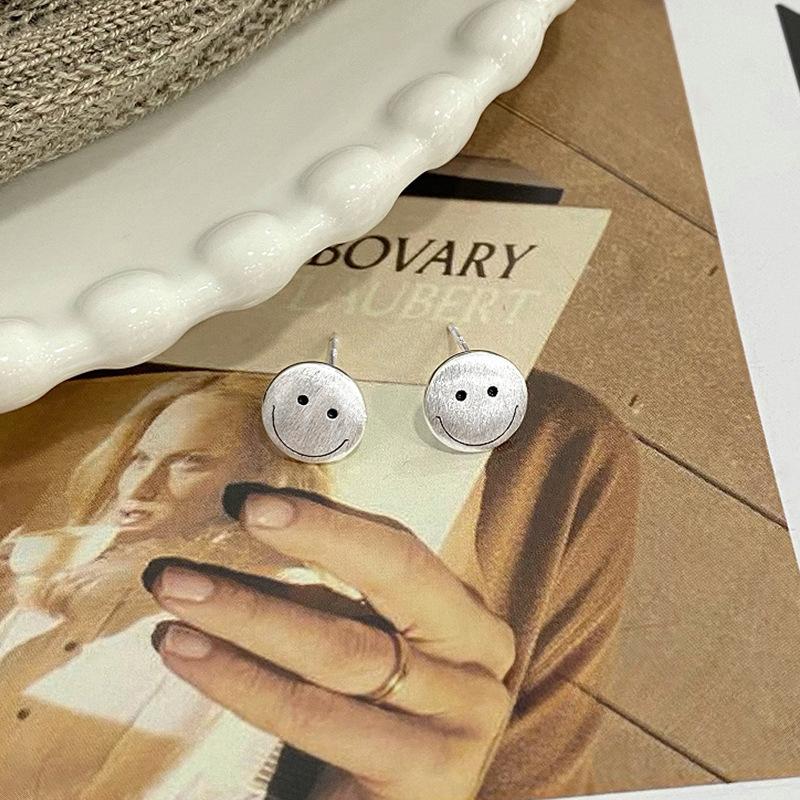 Personalized Brushed Smiley Earrings for Women with Cute Fashionable and Versatile Design New Earrings