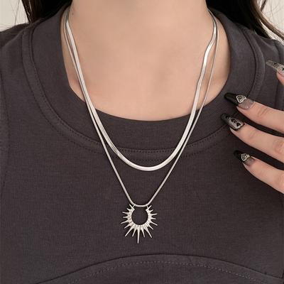Die neue Hip-Hop-Kaltwind-Sonnenblumen-Doppellagen-Kette hat eine schlichte und exquisite Persönlichkeit und eine hochwertige Schlüsselbein-Kette.