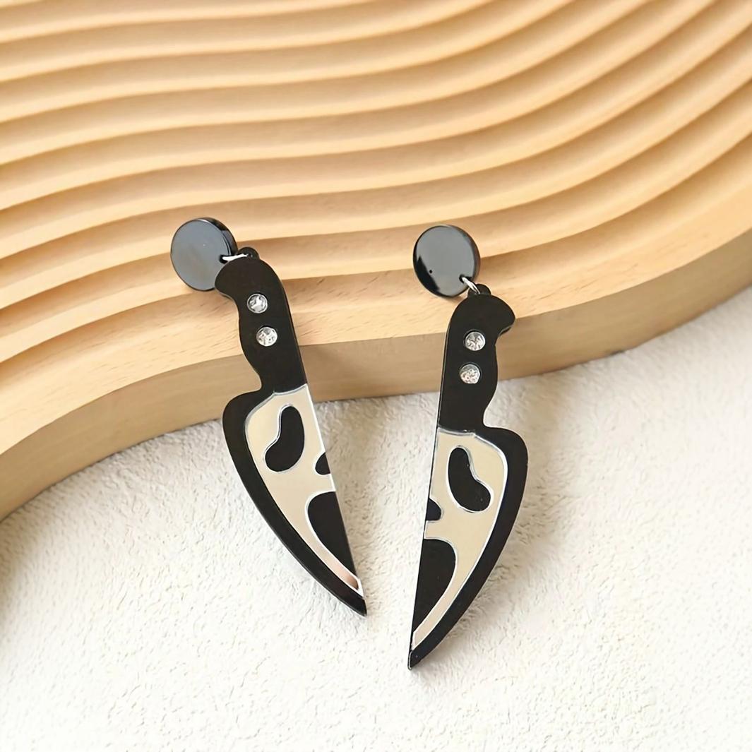 

Трансграничные серьги-пусеты в виде ножей-черепов на Хэллоуин: Преувеличенный акриловый дизайн призрака для клубного стиля