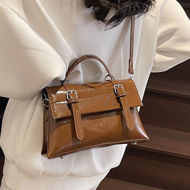 Early Spring New Retro Simple Color College Style Portable Messenger Bag High Sense Fashion Versatile Commuter Messenger Women's Bag