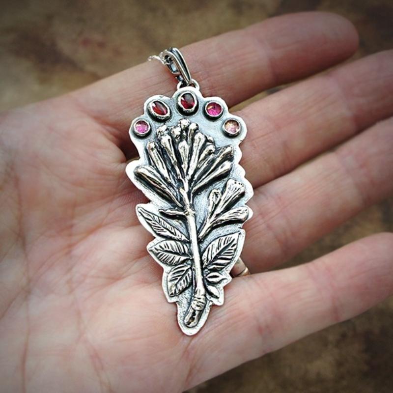 Vintage Punk Style Color Inlaid Zircon Carved Pattern Pendant Necklace, Women's Personalized Trendy Holiday Accessory Gift