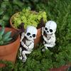 2Pcs Climbing Skeleton Figurine Flower Pot Hanger Mini Skeleton Halloween Resin Skeleton Ornament for Bonsai Planter Edge Decoration