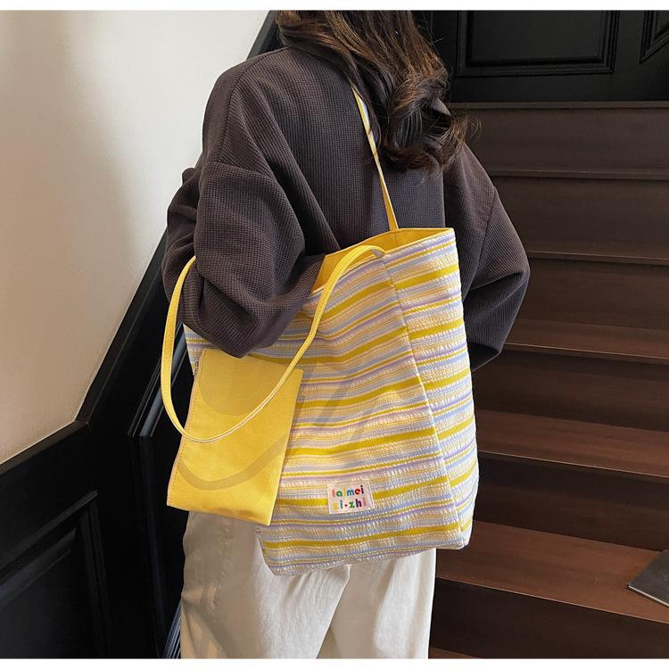 Large capacity canvas bag women's new lightweight shoulder bag vacation student leisure commuter tote bag