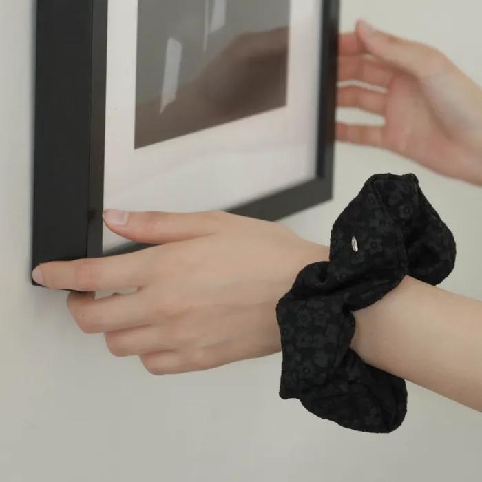 EMBOSSED FLOWER VOLUME SCRUNCHIE_2COLOR