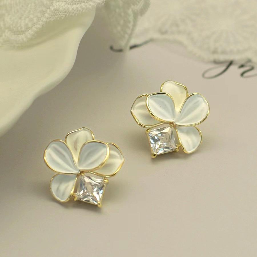 2023 Spring/Summer Elegant Korean Style White Drip Glaze Cubic Zirconia Flower Earrings