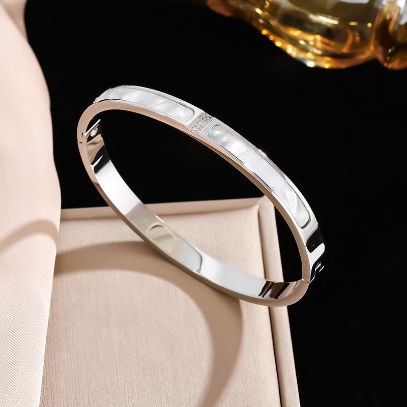 

Korean Style Luxurious Four-Leaf Clover Bracelet with Full Diamond Buckle – Versatile Fashion Hand Jewelry