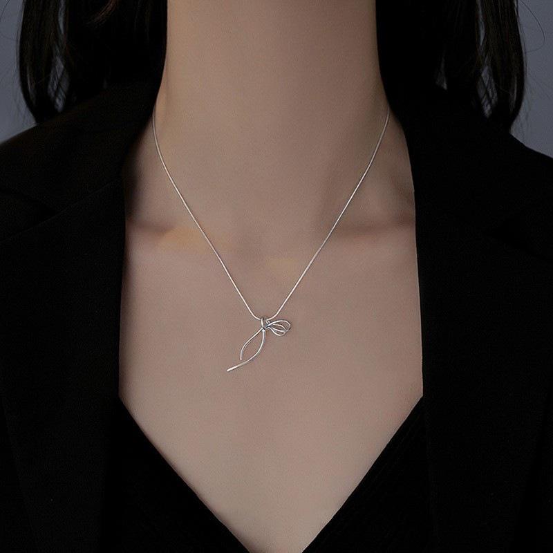 Elegant Bow Knot Necklace for Women - Trendy, Versatile, and Fashionable Clavicle Chain with Personality.