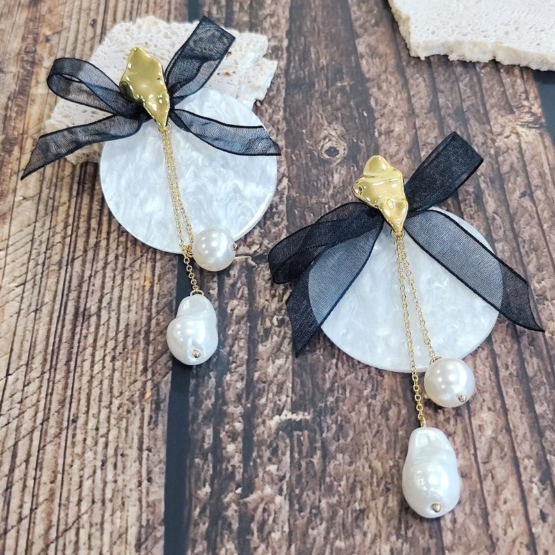 

Элегантные акриловые серьги с жемчугом и бантом - Сказочный стиль, Роскошь осени/зимы