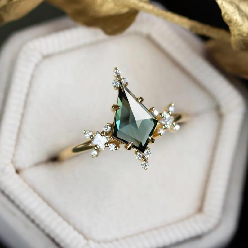 New Kite Green Love Rhombus Gemstone Ring Set with Zircon Set Ring Jewelry