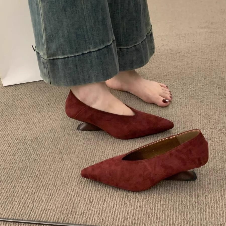 Korean Version of Late Evening Wind Suede Red Wedding Shoes 2025 New Versatile Commuter One-pedal Pointed Wedge Heel Single Shoes Women
