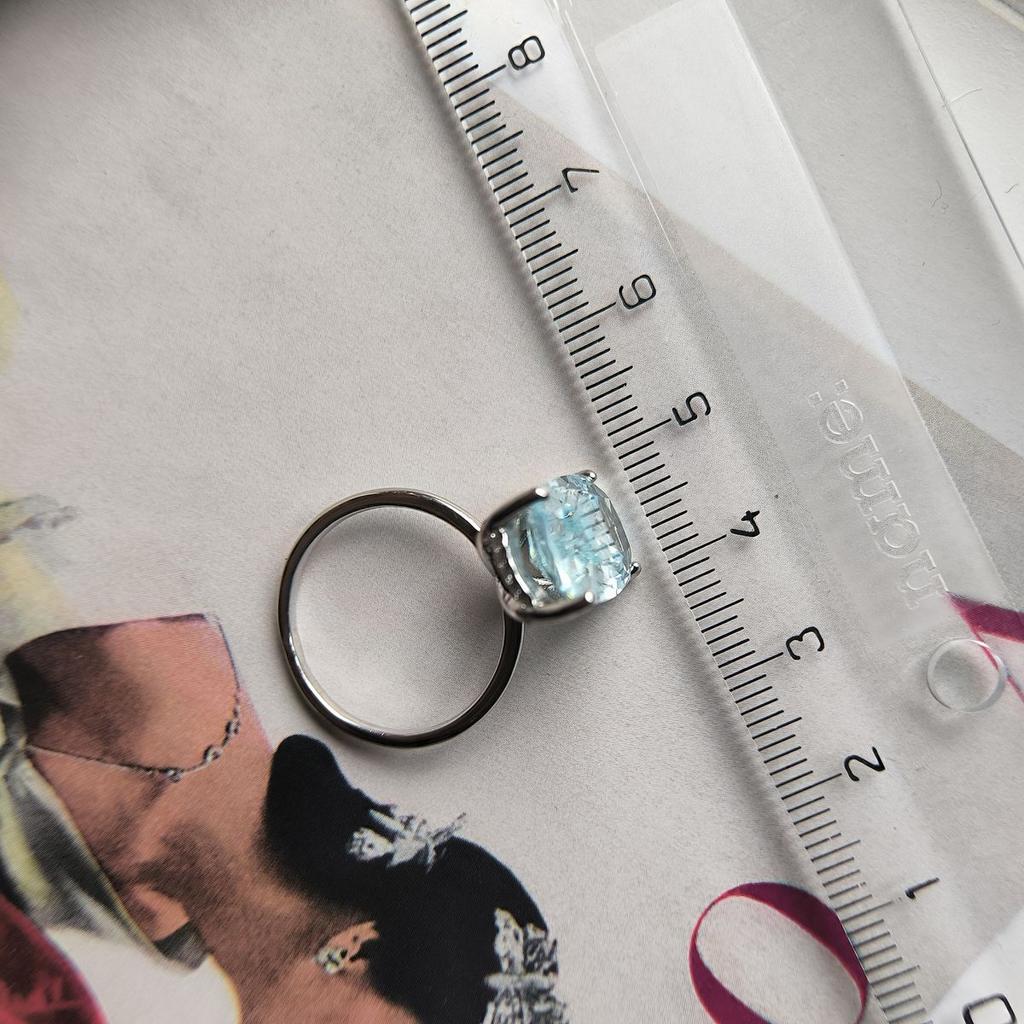 Silver Ring with Topaz, Item Weight 5.1 G (2199335)