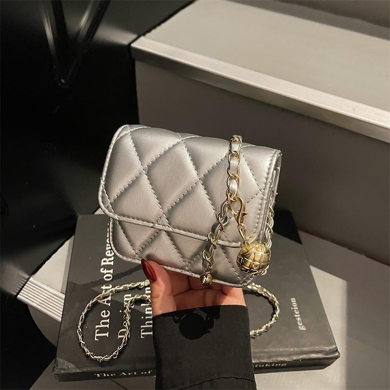 Rhombus bag women's new fashionable high-value chain bag shoulder messenger bag going out commuter bag