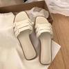 Шлепанцы на плоской подошве для женщин 2025 Новые Нескользящие Плетеные Сандалии на одном слове Женские Летние для улицы Пляжные шлепанцы для женщин