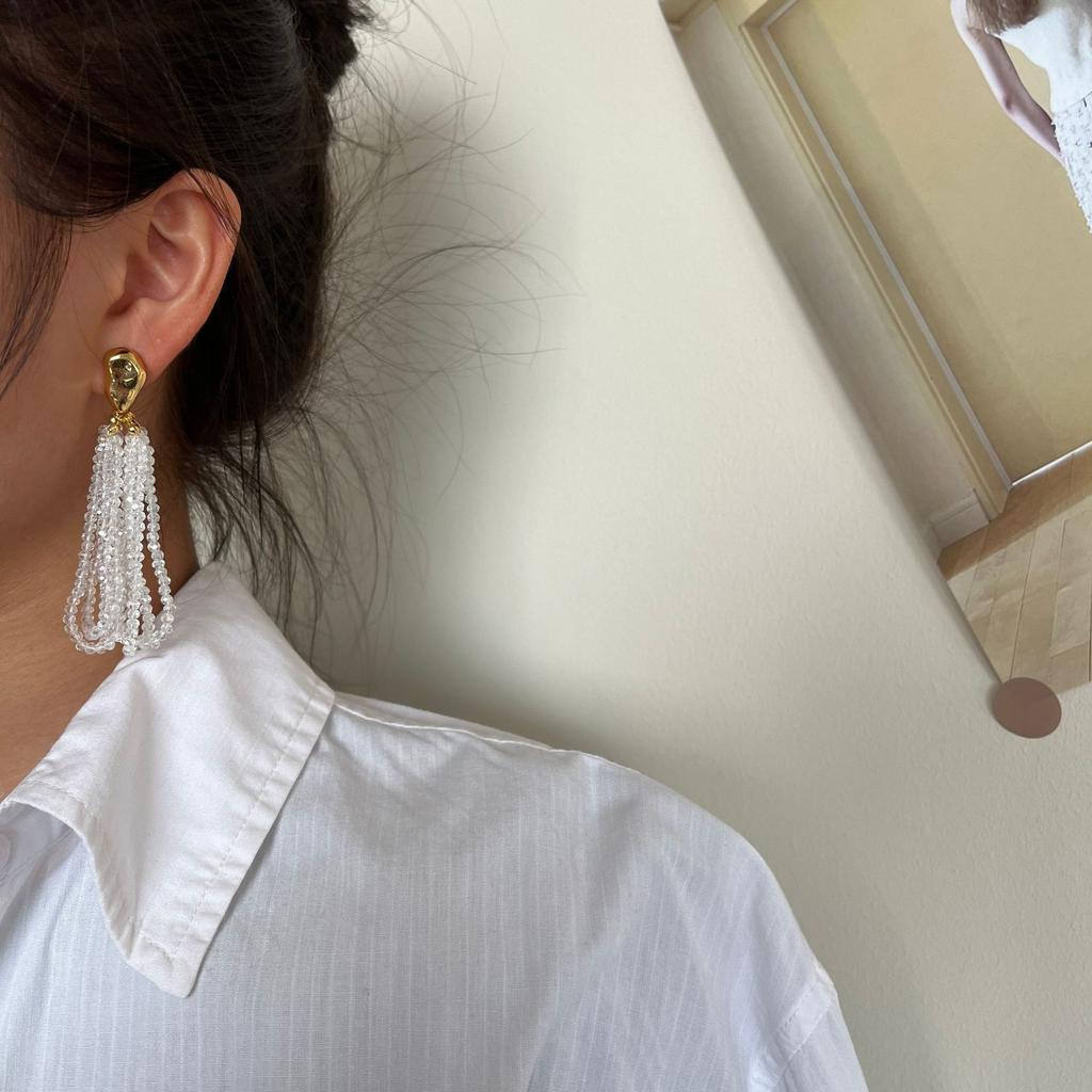 Temperament White Acrylic Exquisite Fringed Earrings Fashionable Versatile Women'S French Design Light Luxury High-End Stud Earrings