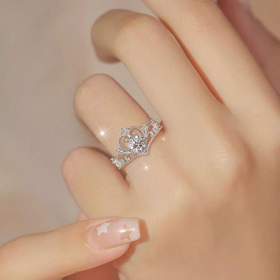 Pierścionek z emaliowanym wężem i koniczyną, motylem, diamentem i tulipanem, transgraniczny