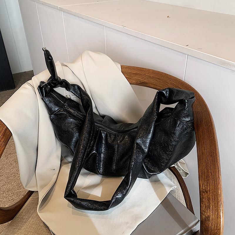 

High-end niche bag women s autumn and winter retro new shoulder messenger bag fashionable commuter dumpling bag чёрный