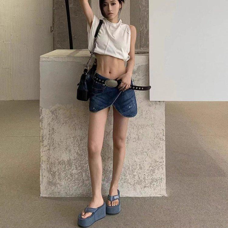 Yi Mengling hat die gleichen 2025 Sommer neuen dicksohligen hochhackigen Denim-Zehentrenner, Muffin-Boden Urlaubs-Strandschuhe