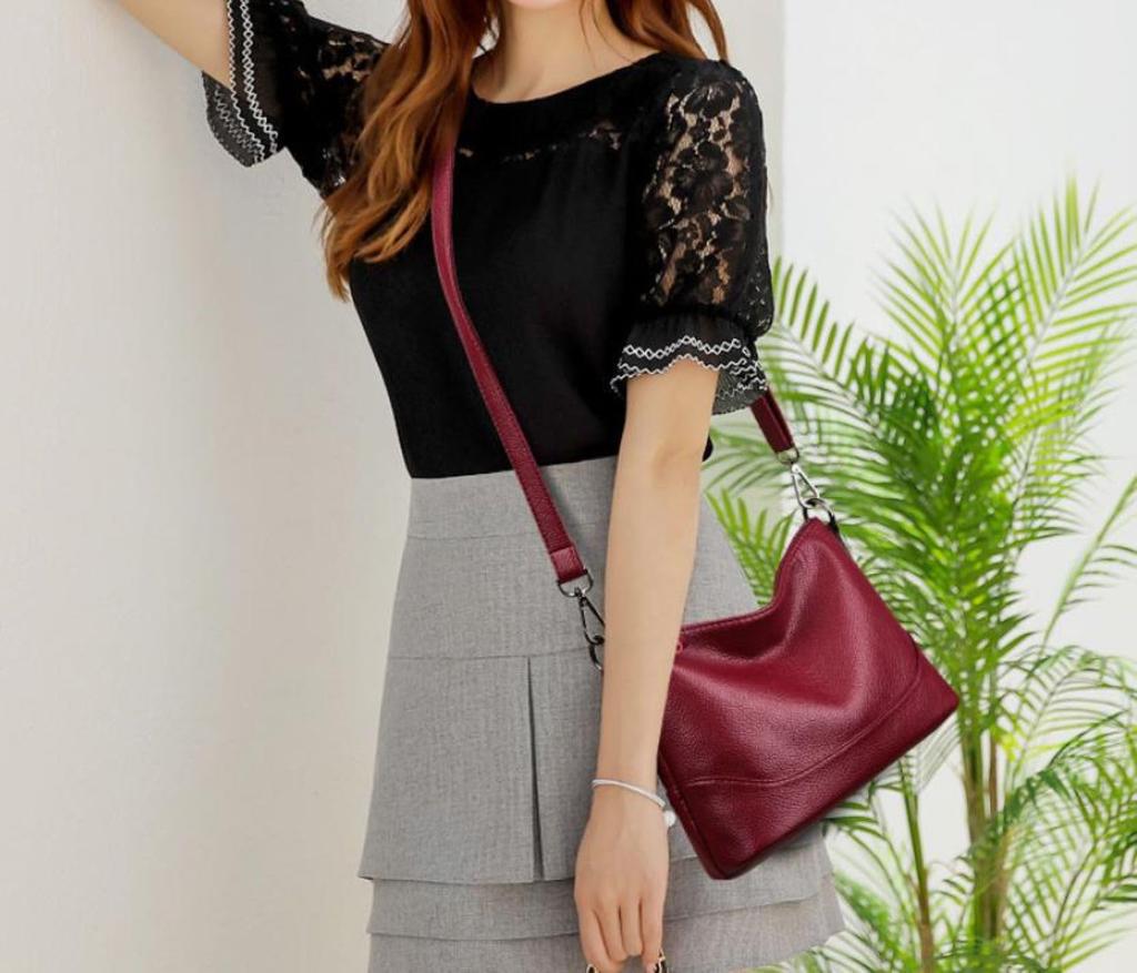 Shoulder bag (black)
