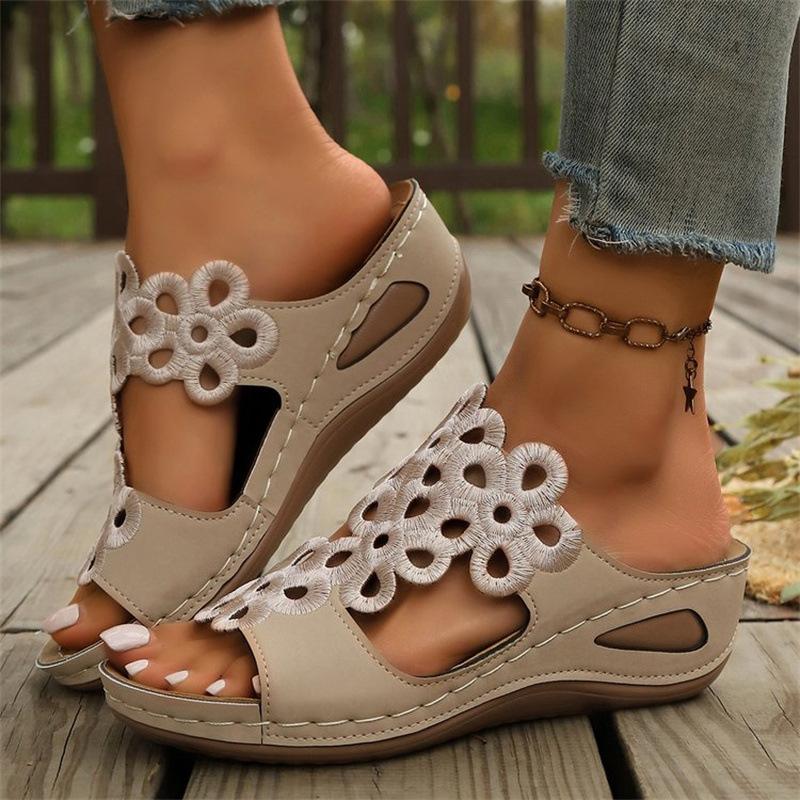 Pantofole fresche taglia grande tacco basso 22 estate nuove europee e americane fiori cavi pantofole fresche a fascia singola