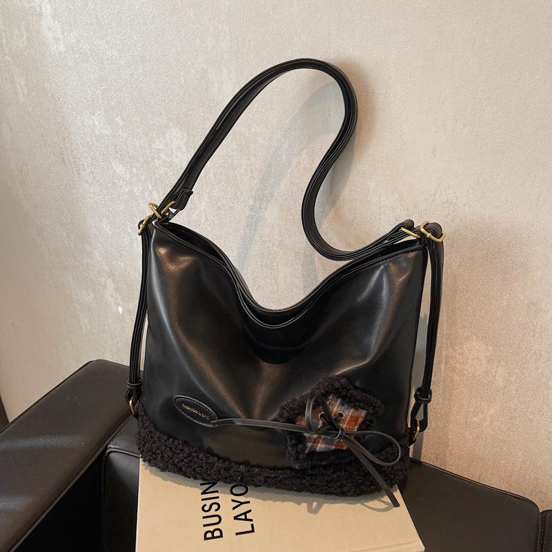 

Retro plush backpack women s large capacity new casual shoulder bag niche commuter tote bag чёрный