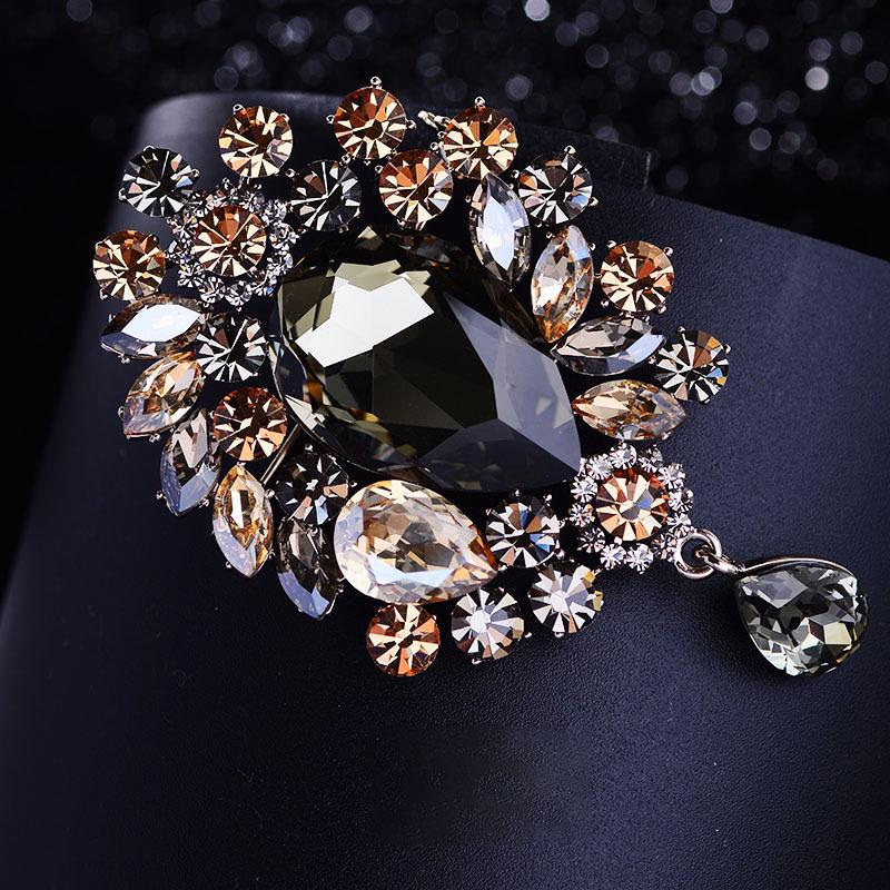 Elegant Retro Baroque Crystal Brooch for Women – Exaggerated Statement Accessory