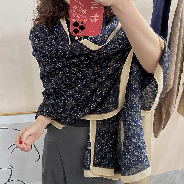 Luxusní značka Podzim a Zima Ženy Nový styl Móda Barva Sladěný Potisk Hedvábný šátek Lady Populární Pokrývka na hlavu Plážový šátek