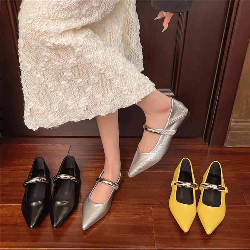 Design sense niche Mary Jane 2025 French gentle fairy wind metal buckle pointed head shallow mouth soft leather commuter shoes