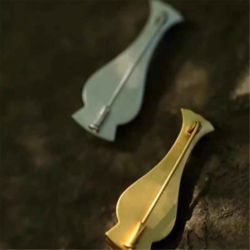Stylish Alloy Vase Shaped Pin With Interchangeable Flower Designs For Outfits
