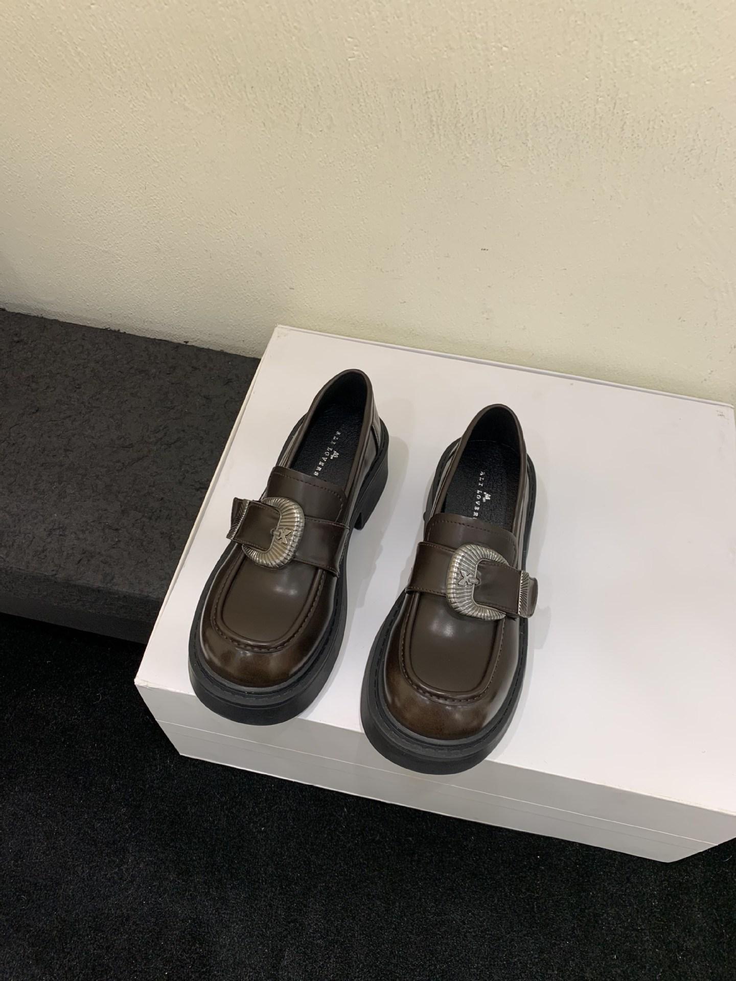 

Платформа Британский стиль маленькие кожаные туфли женские туфли 2025 новый осенний черный туфли с большой головой лоферы на одной педали 39