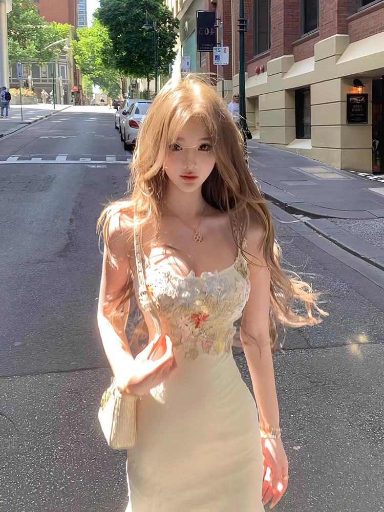 Damen Figurbetontes Fishtail-Kleid mit Blumenspitzen-Netz - Schlankmachende Spaghettiträger, Taillenbetonend, Sanfter Stil für Frühling und Sommer