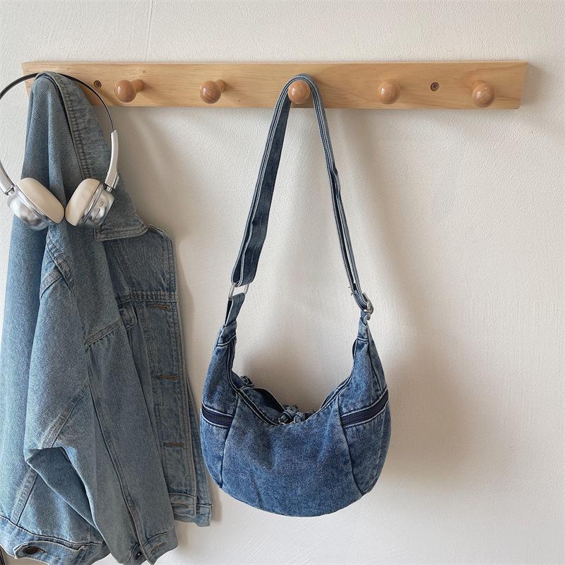 

Жіноча трендова джинсова сумка кросбоді 2025 - Велика місткість, універсальна, спортивна, повсякденна, на плече, дизайн пельмень 29cm x 19cm x 10cm світло-синій колір