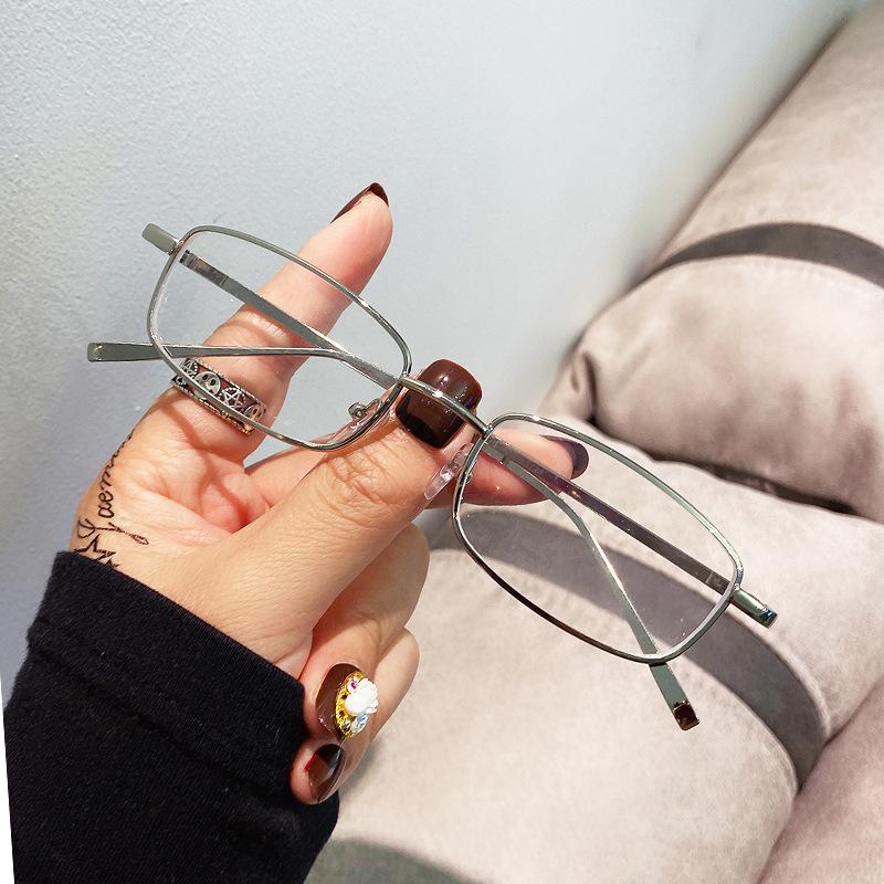 New Retro Small Rectangular Sunglasses Fashion Retro Metal Frame Sun Glasses for Men Women Small Square Sunglasses Summer