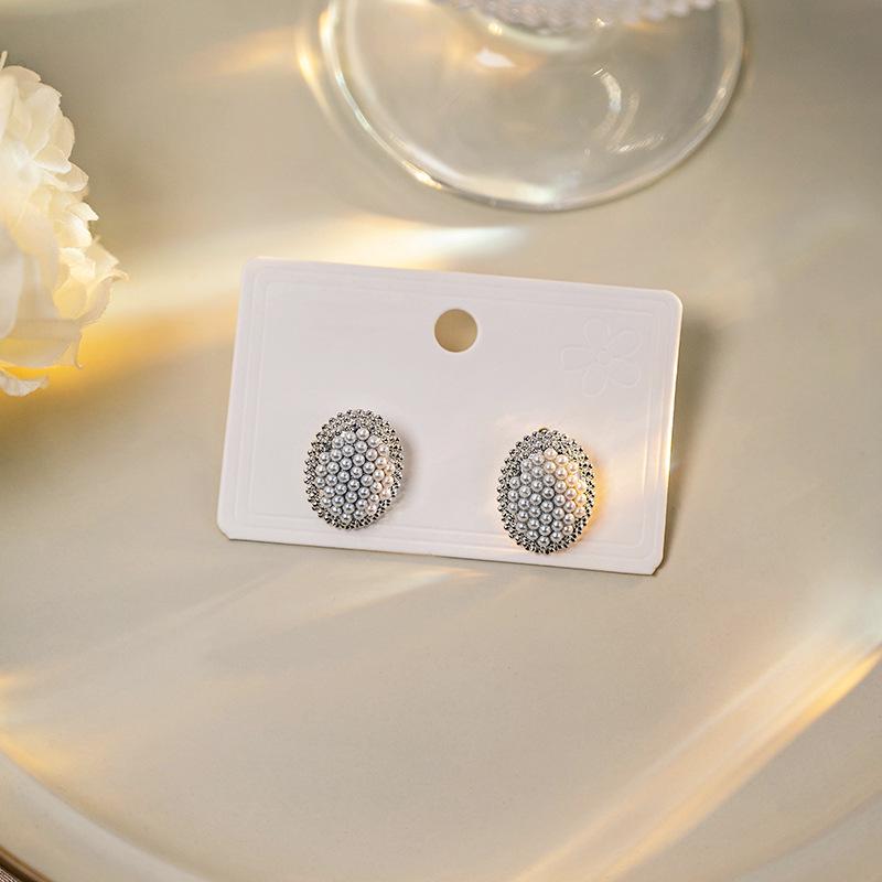 Retro Geometric Metal Pearl Earrings: Elegant Oval Studs with a Luxurious Niche Design for Women серебряный