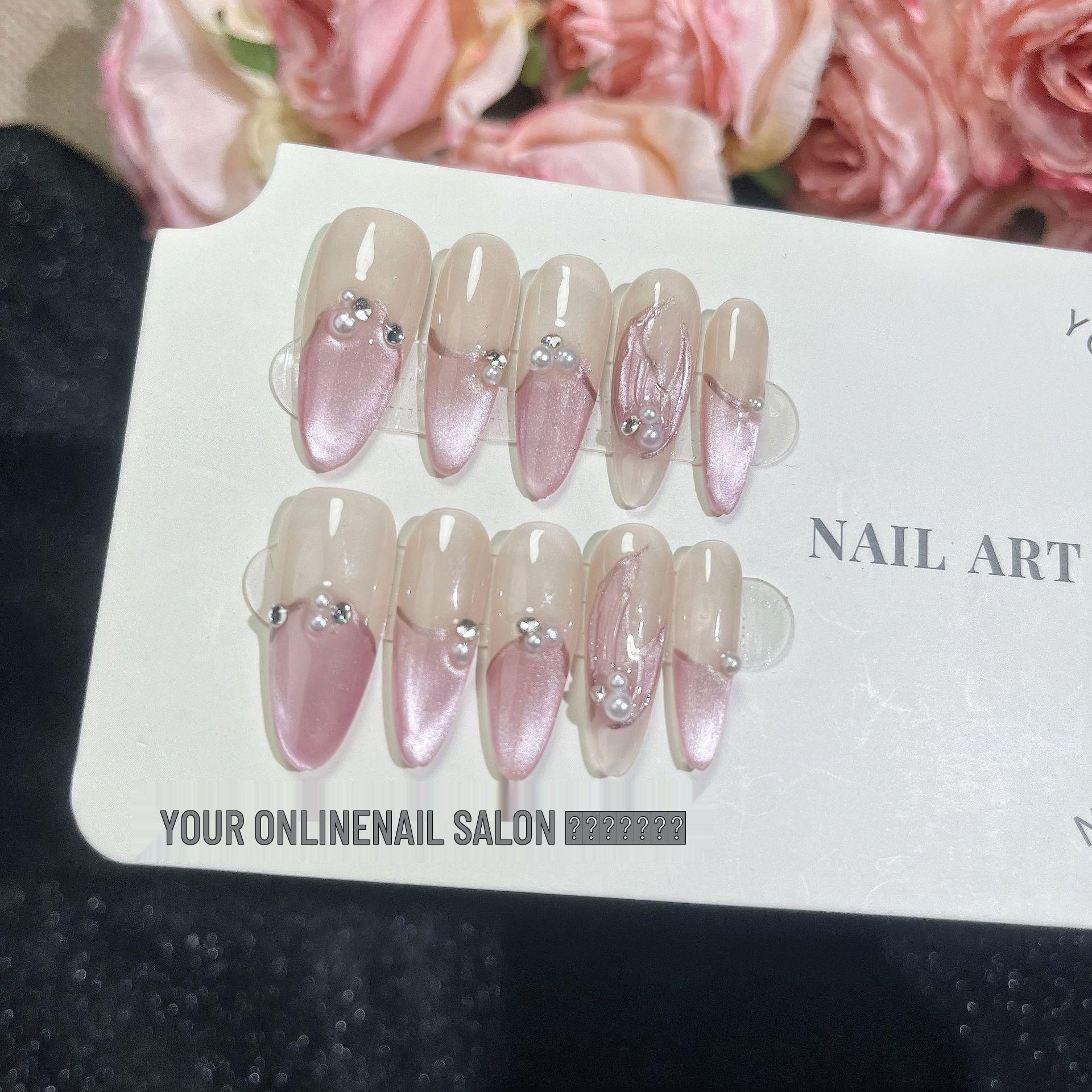 

Розовые гелевые накладные ногти ручной работы - Длинные, узкие, дизайн «кошачий глаз» Medium