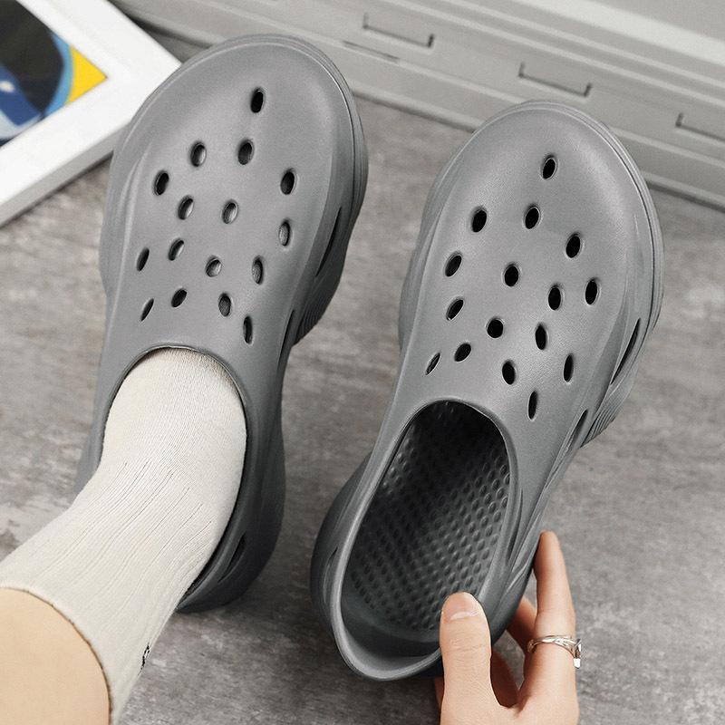 Lochschuhe Herren 2025 Sommer neue weichsohlige rutschfeste hohle atmungsaktive Strand Herrenschuhe Herren Watschuhe kalte Hausschuhe