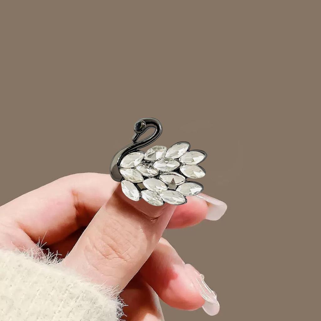 Elegant Black Swan Brooch: Exquisite Women's Pin for Suit Jackets