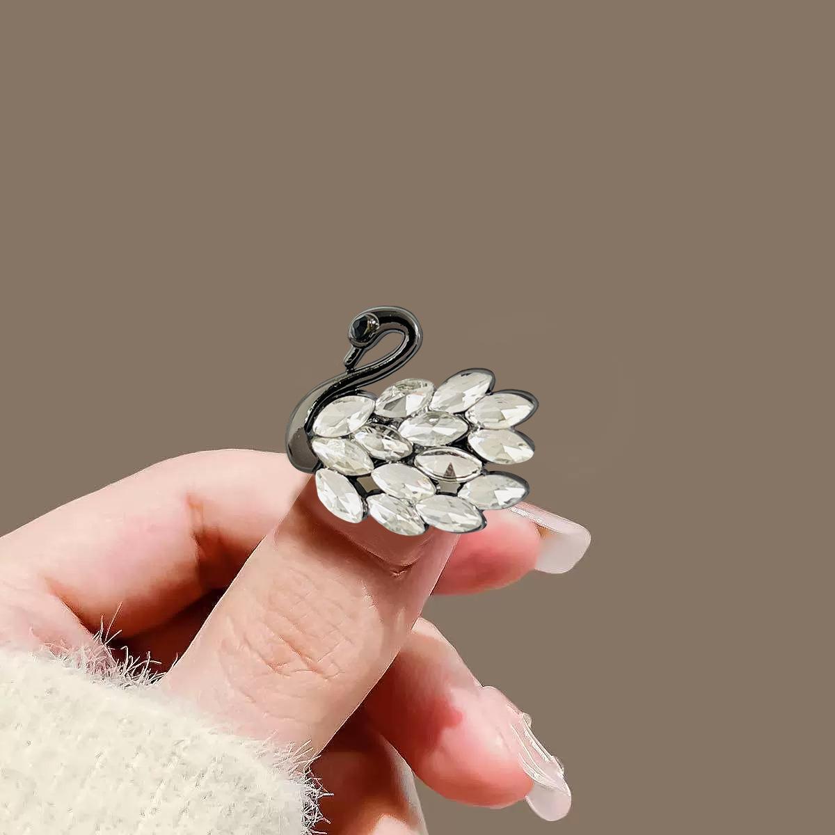 Элегантная брошь Черный лебедь: Изысканная женская булавка для пиджаков