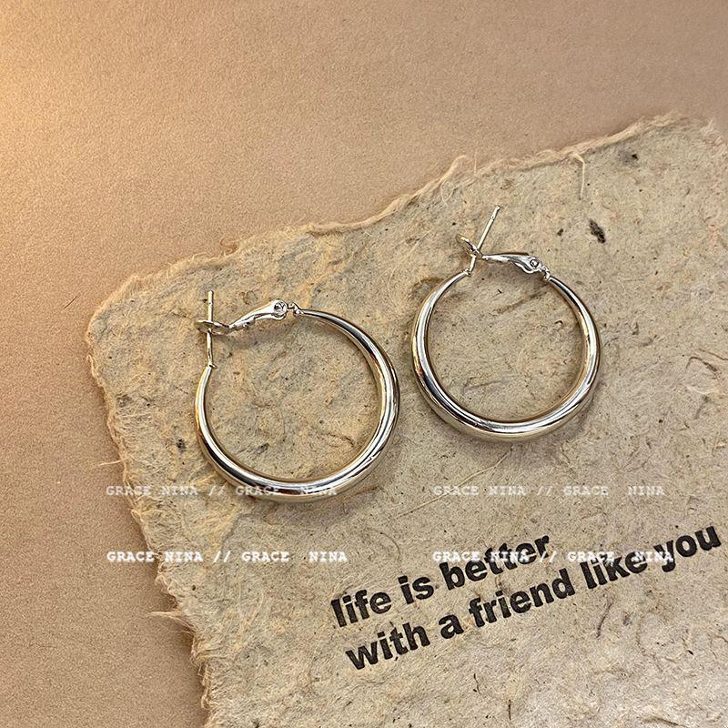 

Cold Style Waltz Metal Simple Bracelet Female Niche Style Ear 3cm silver pigmented hoop earrings